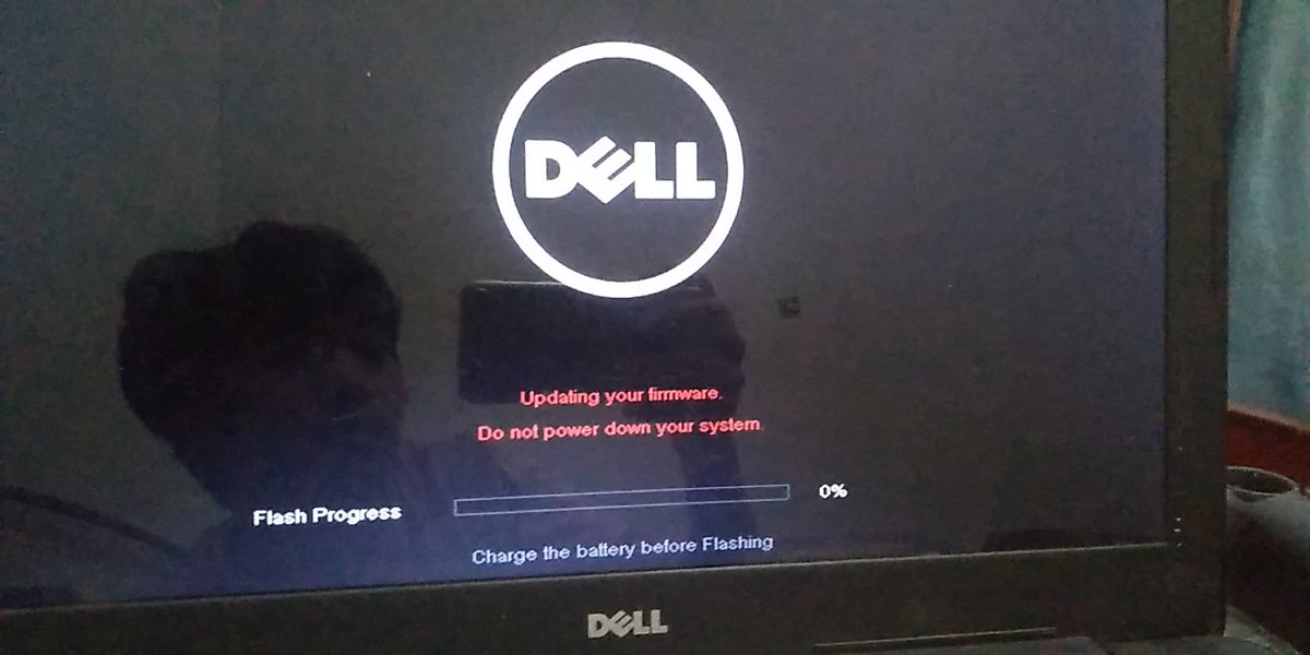 Dell laptop screen mid-flash with a progress bar during BIOS update