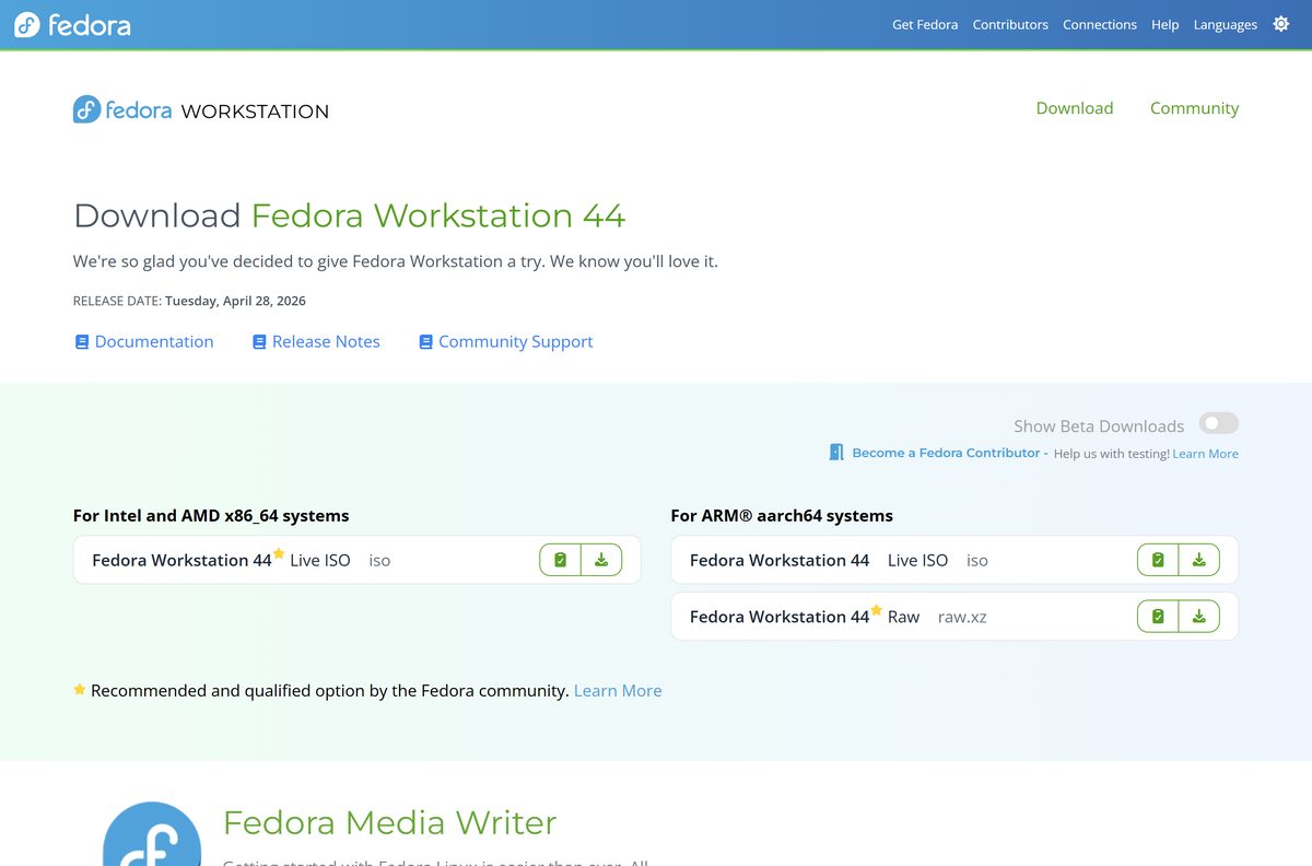 Official Fedora Workstation 44 download page with Live ISO options