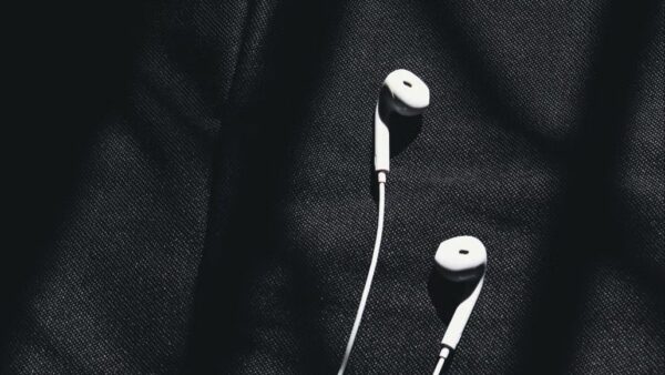 Apple EarPods play/pause button not working on iPhone: how to fix it