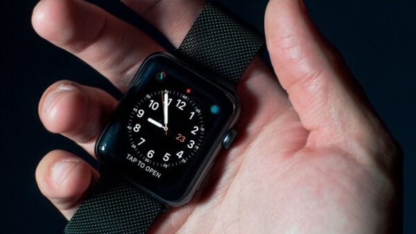 Apple Watch stuck in sleep mode when your iPhone is not? How to fix it