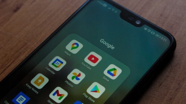 Avast free Mobile Security for Android phones: antivirus app on a smartphone