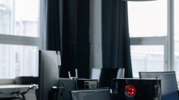 Customize Windows 11 taskbar and desktop on a PC