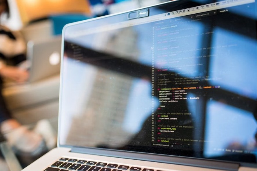 Developer tools for Windows 11/10 code editors and languages on a laptop