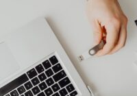 Enable or disable AutoPlay in Windows 11 - USB drive inserted into a laptop
