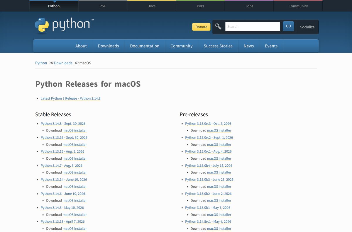 Python releases page for macOS listing the universal installers