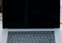 Repair Windows boot problems - laptop on a desk