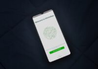 WhatsApp freezes after opening - WhatsApp login screen on a phone