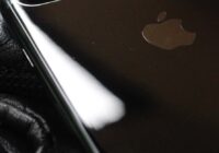 iPhone SE 2020 obsolete - iPhone on a table