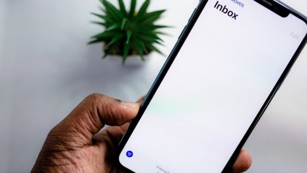 iCloud keeps asking for a very old email? How to fix it